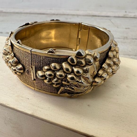 Vintage Art Nouveaux Repousse Grape Vine Relief Bracelet - Picture 4 of 7